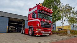 20251019-Tom-Holding-00239